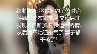 肥美巨乳大奶小美女户外大胆露出,小区里到处溜达,是不是把奶子露出透透风