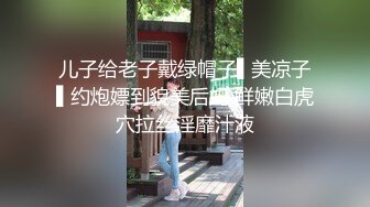  大二兼职学妹跟学姐出来约炮啪啪直播，给小哥足交撸硬了鸡巴，无套抽插