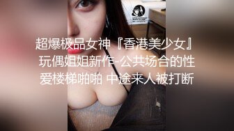 洋洋小妹妹露脸清纯可爱诱惑狼友，干净的逼逼自己拿道具抽插浪叫呻吟，吃木瓜给自己丰胸，跟狼友互动撩骚