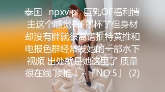  粉色头发卡哇伊眼镜萌妹子啪啪，特写深喉交上骑乘晃动大奶