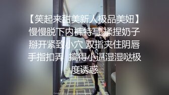 只穿着一件裹胸黑衣的性感大长腿美女 下体逼毛黑黝黝