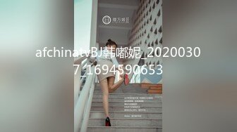 酒店里面大战微型坦克妹子，无套啪啪操超级大奶，镜头前后入表情夸张