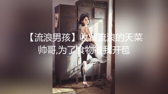 【新片速遞】颜值不错的可爱小猫咪，开档黑丝口交乳交玩弄大鸡巴，让大哥舔脚玩逼，多体位蹂躏抽插，直接内射骚穴好骚