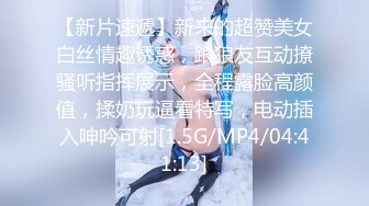 抄底公交站牌前讓人忍不住想後入的極品翹臀騷女