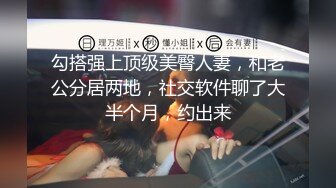 刚见面的小骚货就被我拉进厕所里搞了一会