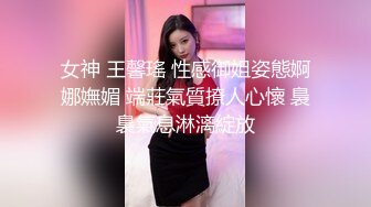 会勾人的小妖精，黑丝高跟诱惑，撩骚互动狼友淫声荡语不断，揉奶玩逼舔弄假鸡巴，道具抽插自己抠，呻吟可射