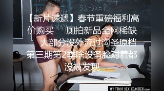 幸福眼镜哥，双飞大奶妹，左拥右抱一起舔屌，骑上来插骚逼，奶子直晃动，搞完双女假屌插穴