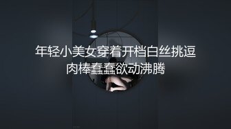 澡堂子偷窥更衣室的丰满少妇打电话，其中一个腰间挂着红绳难道是出来卖？