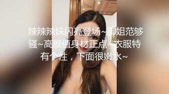 【新片速遞】  漂亮小少妇3P 鸡吧好硬好舒服操我的小骚逼 身材高挑 被两小哥前后夹击激情啪啪 边口边操 轮流输出 