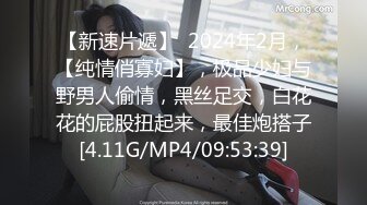 街上碰到两个发传单的小美女，打定主意守候黑衣服上厕所尿尿，这小肥逼真是诱人哦~~