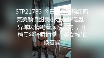 【玩偶姐姐】当我发现漂亮中国女室友自慰时，我就按捺不住操上她