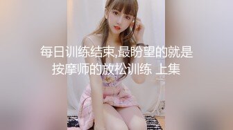 喊个小妞穿着开档黑丝坐到鸡巴上面享受