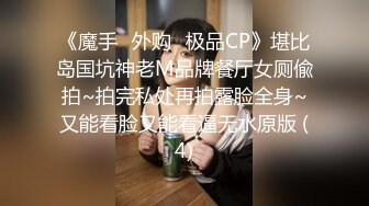 2024-3月萤石云酒店摄像头偷拍 一边草一边手机拍特写的屌丝小哥射女炮友屁股上