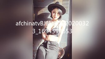 商场门口TP一个真空逛街的骚女 一线天无毛逼和粉嫩红乳头太挑逗诱人了