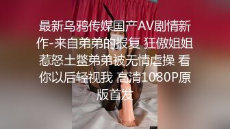 抄底JK裙美眉