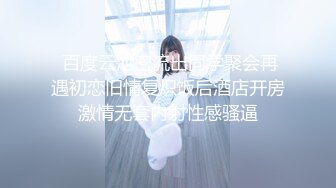 窗外偷拍大奶子胖妹洗澡被发现了用洗澡毛巾打我,问谁在这里