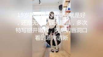 白衣大奶小奴，驾车带回房间开操，穿上黑丝淫骚跪地舔脚