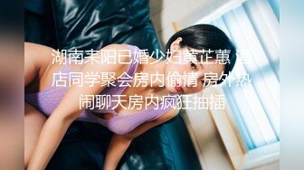  特意穿了性感黑丝 这臭弟弟确只顾着玩冉冉学姐的小bb 这么美的黑丝脚你们会怎么玩呢？