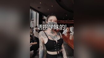 披肩发长腿御姐范美少妇，双头蛇道具，道具来回进出，忍不住呻吟起来，强烈刺激外阴