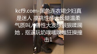 商城尾随买童话书抹胸花裙女神妹 零距离看到半透内湿痕和长穴缝