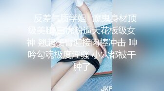   调教漂亮小姐姐！穿上黑丝高跟鞋！尿尿双女舌吻，前后夹击操逼，扶腰站立后入爆插