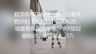 “快点动起来 自己舔 没事自己看的”两个学生衣服不脱就在写字桌上草逼 貌似女孩很不情愿