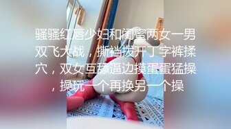 【熟女探花】新晋探花两个小伙第一炮就来3P，风骚美人妻，身材苗条妩媚妖娆，前后夹击轮番上场好劲爆