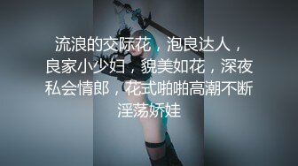 穿33号球衣的露脸妹子，穿上性感的黑丝被蒙面大哥蹂躏，口交大鸡巴床上无套抽插爆草，多体位蹂躏精彩又刺激