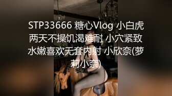 金发苗条骚女【奶油甜心】黑丝舔足自摸道具自慰，舔弄振动棒掰穴扣逼，很是诱惑喜欢不要错过