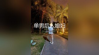 地铁TP穿低领上衣低头只顾玩手机的美眉大奶子