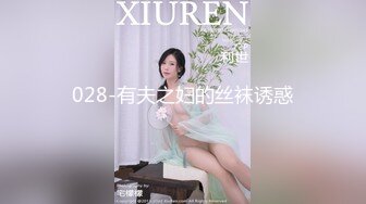 大陸身材苗條的漂亮淫婦換上性感開襠褲與夫在家打炮露臉自拍