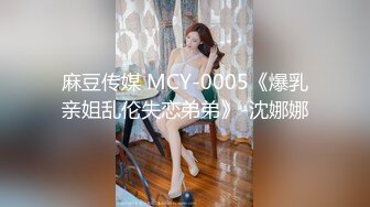 一个心烦意乱但仍然不成熟的可爱女孩在原始体内射精！