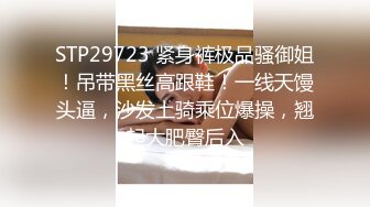 《极品CP❤️魔手外购》正版2K近景热闹商场女厕刁钻位置偸拍超多小姐姐方便，能看脸又能看私处，浓浓分泌物挂逼上不掉