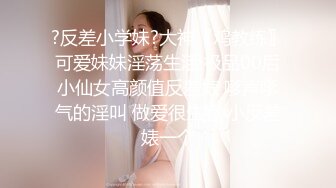 最近疯传的清纯眼镜长腿系在女厕公然修洞无视身边上厕所的人一脸懵逼清洁大妈见过世面淡定无比