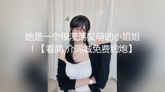   这俩货完全无视，大白臀后入，交，肆意宣泄中