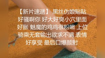 老婆手握两根肉棒，在我面前玩嗨了