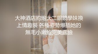 劲爆！某C女主播双视角直播❤️一边在绿色平台直播一边给榜一大哥看b，大哥的待遇就是不一样，人家还在看主播跳舞呢大哥就已经看主播的小穴了