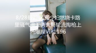 《母子乱伦》把老妈的睡裤连着内裤都退到了一半 随着老妈的润滑我直接顶了进去