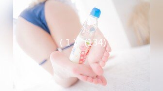 好誘人的粉乳頭和嫩屄穴 好想立馬上去啃兩口再肏她啊