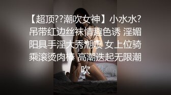 ❤❤️三个嫩妹妹随便操，小舌头舔大屌，无毛小穴骑乘位，屌太大慢慢没入，主动自己动，嫩穴很舒服