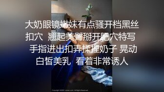 超可爱长头发辫子的萌妹子多套衣服，性爱展示