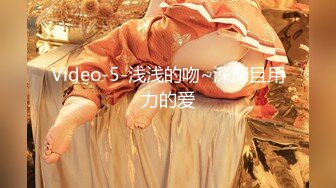 【新片速遞】   诱惑无极限，大片的感觉，风骚钢管舞女模特的诱惑，全程露脸舔弄假鸡巴，道具抽插无毛白虎逼，揉奶自慰呻吟