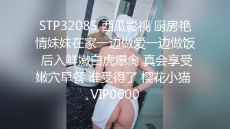 塑料姐妹花黑丝情趣吃着冰激凌跟狼友互动撩骚，听狼友指挥看逼逼，互相掰开骚穴特写给狼友展示，淫声荡语