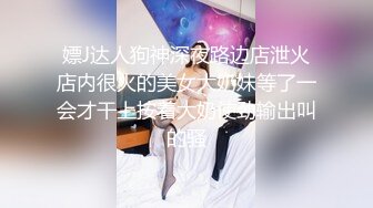 很火的家庭摄像头，美艳少妇和儿子睡觉，弟弟睡着哥哥看妈妈玩手机，要妈妈亲亲才肯睡，手有意无意放大腿逼逼里，6啊！