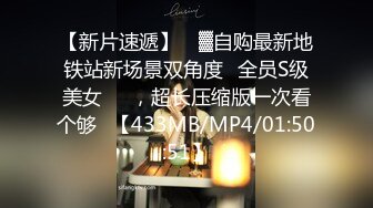 2024年2月超级反差母狗【六花】大年初一拜年美背滴蜡写龙年大吉，高价付费福利，还有比她更骚的吗？ (9)