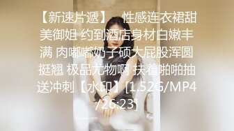 苗条美女主播情侣啪啪大秀情趣红色肚兜黑丝口活不错一下就舔硬,上位骑乘自己动大力猛操很是诱惑