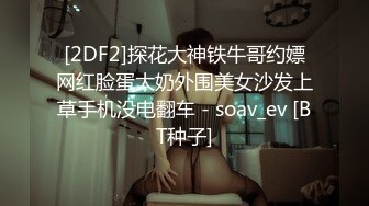   酒店大圆红床拔完火罐的小哥和漂亮女友一边看鬼片一边啪啪