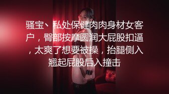 偶遇少妇于老公在商城里逛街，想玩点刺激的，于是让她说要上厕所